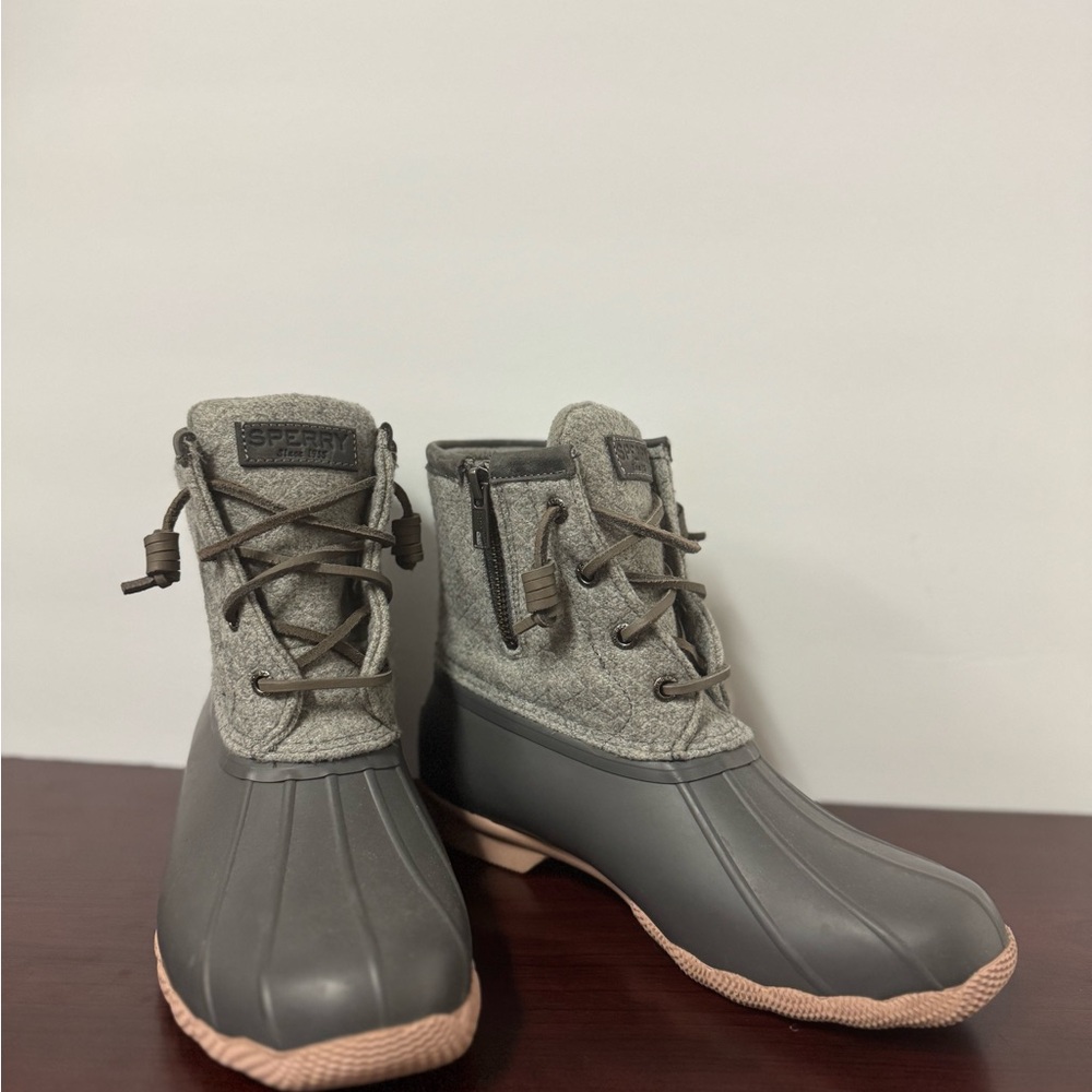 Sperry Duck Boots with Lace-up Style and Waterproof Design 3M Thinsulated